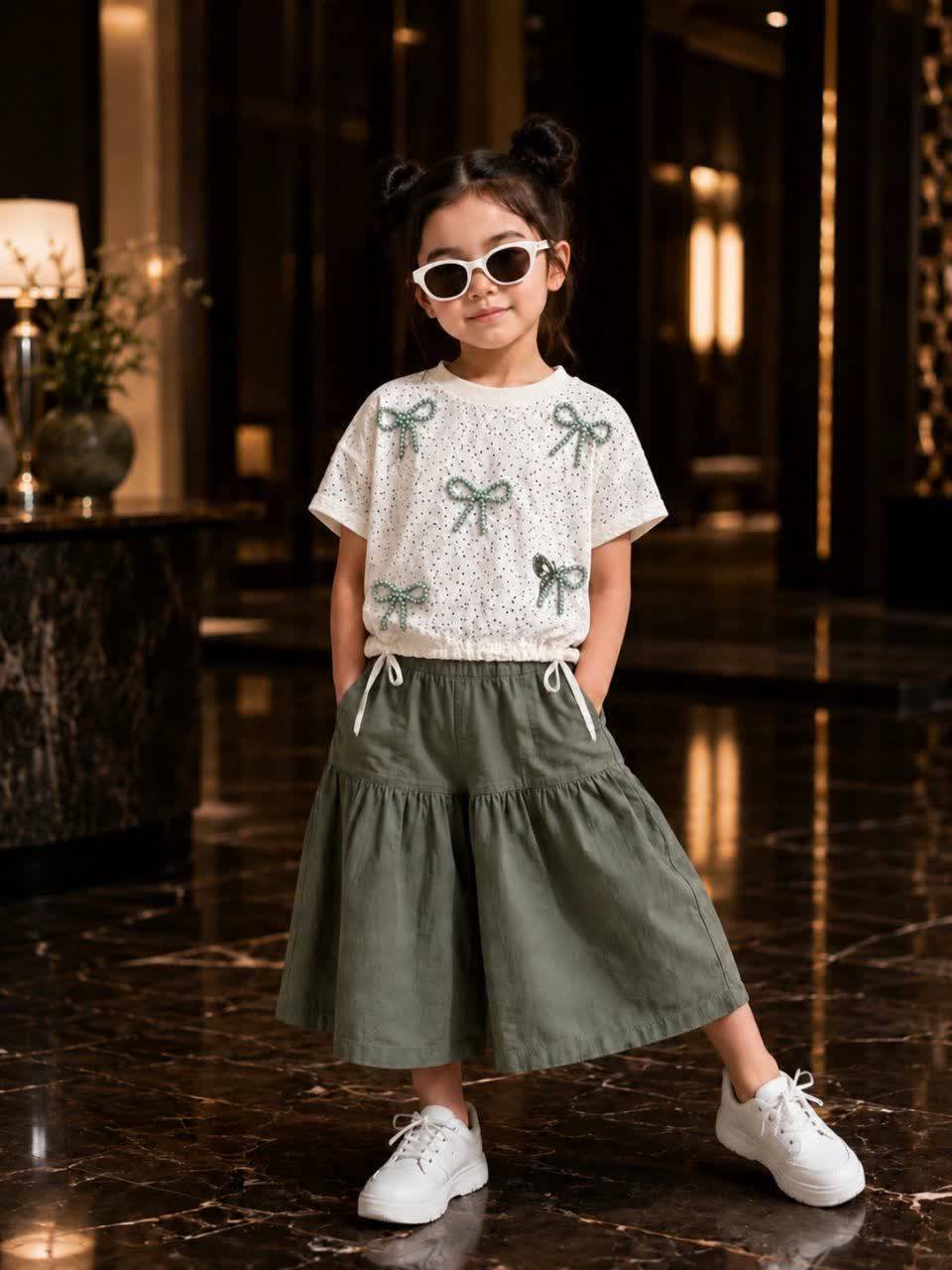 کراپ شلواردامنئ بیرونئ  گلسا مناسب۶تا۱۴سال کد۴۴